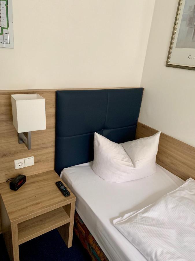 Single Room,1385896877:JPEG